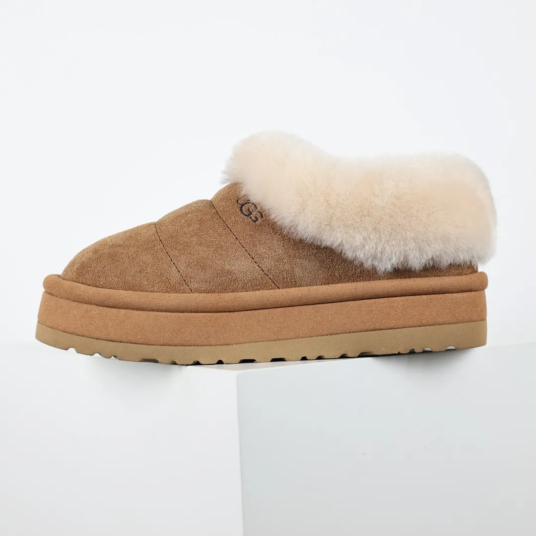 Pick up locally💰660 Core recommendation Good price Cashmere insoles are a very suitable choice for keeping warm in winter and at home. In the new year, uug launched a series of styles, which are partially geared towards the preferences of young consumers and have also moved to the forefront of fashion trends. Shoe body material Water-repellent coated suede upper 17mm UGGPURE™ implanted wool insole Lightweight non-slip comfortable rubber outsole With brand LOGO Trademark Comes with a full set of packaging Size: 35 36 37 38 39 40